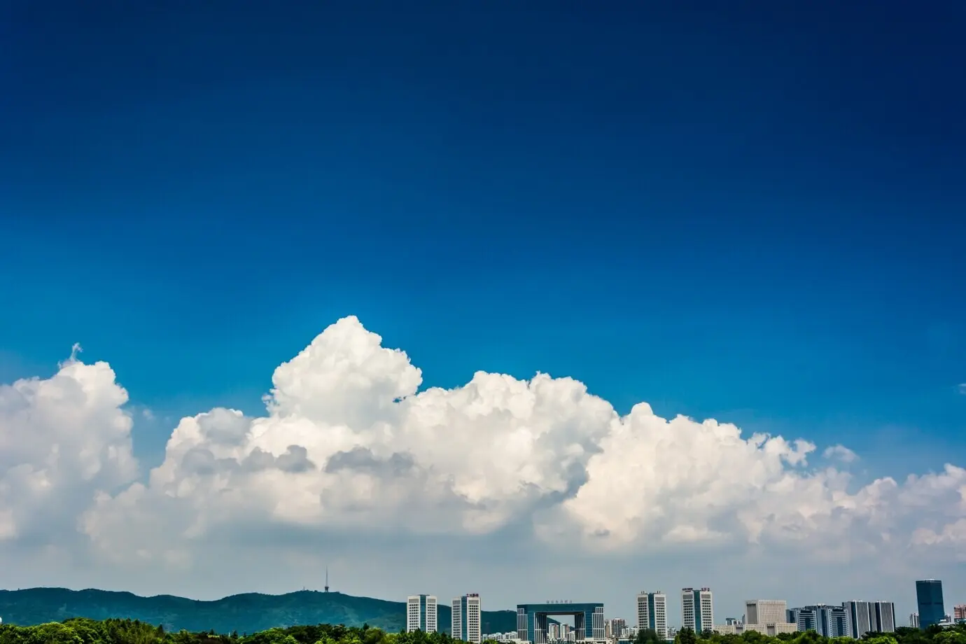 Пожалуйста, пришлите исходный текст описания на русском языке для точного перефразирования.