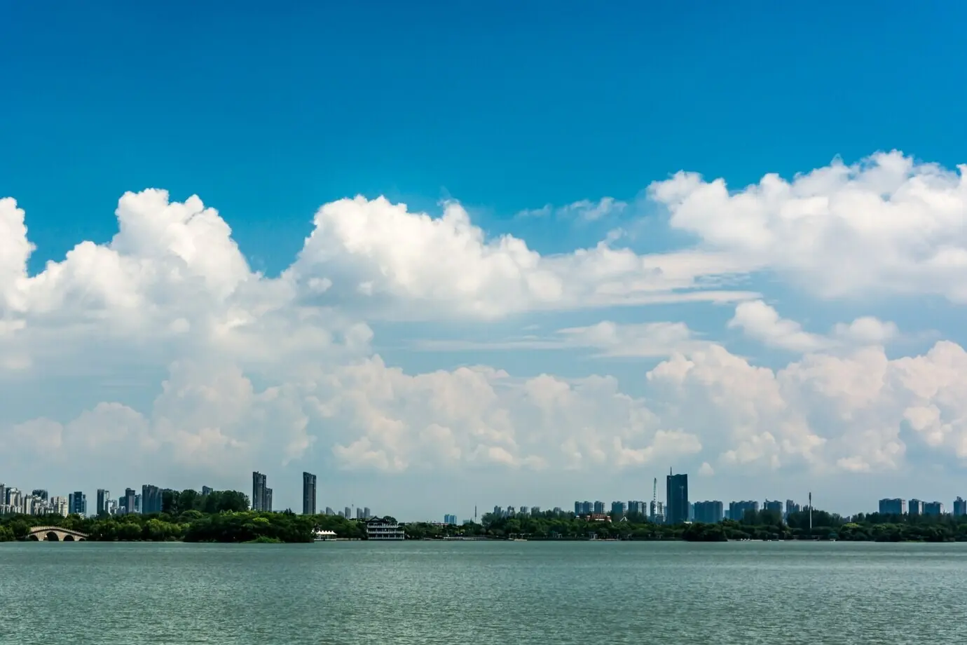 Пожалуйста, предоставьте исходный текст описания «The cityscape», который нужно перефразировать.